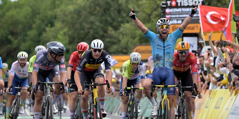 Mark Cavendish gaat ‘misschien’ toch nog koersen in 2025: “Weet niet wat er na dit jaar gebeurt”
