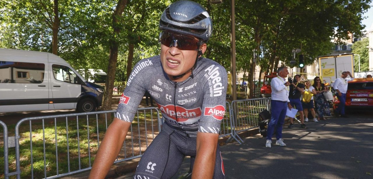 Jasper Philipsen voelt zich geviseerd: “Vrees dat ik niet meer op instinct ga kunnen sprinten”