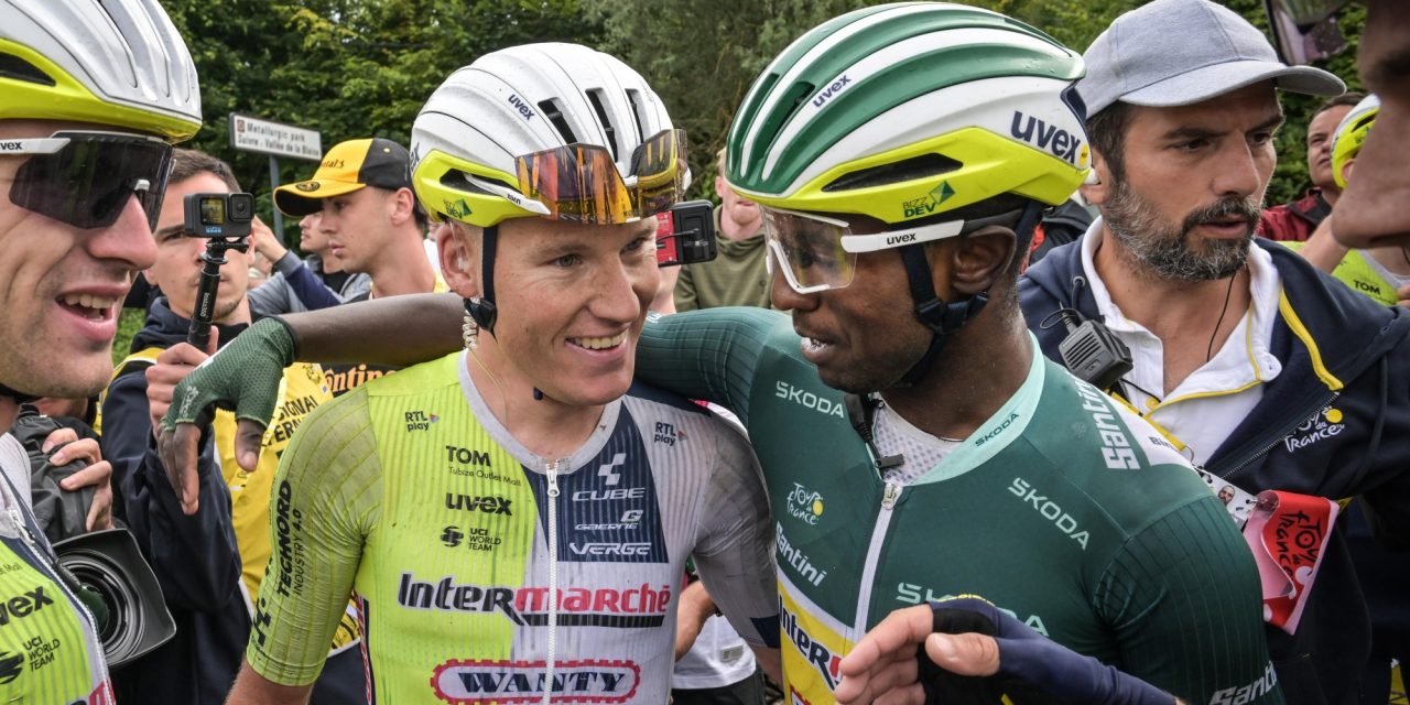 Wielerfans uit Eritrea de straat op na tweede ritzege Biniam Girmay in Tour de France