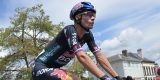 Tour 2024: Primoz Roglic komt ten val in afdaling, maar wordt in zelfde tijd als Remco Evenepoel gezet