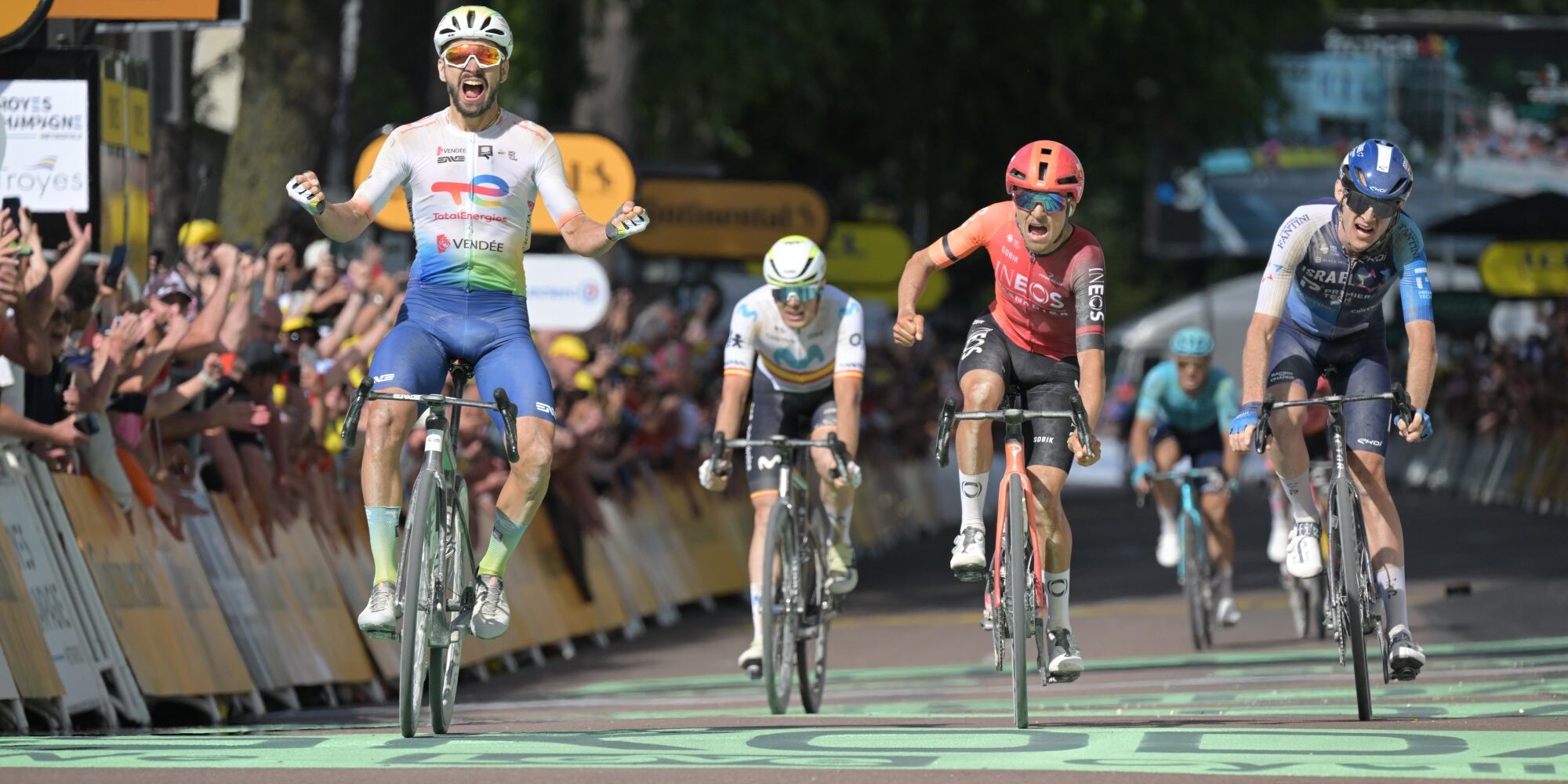 Steff Cras ziet ploeggenoot Anthony Turgis gravelrit in Tour winnen: “Heel belangrijk voor ons”