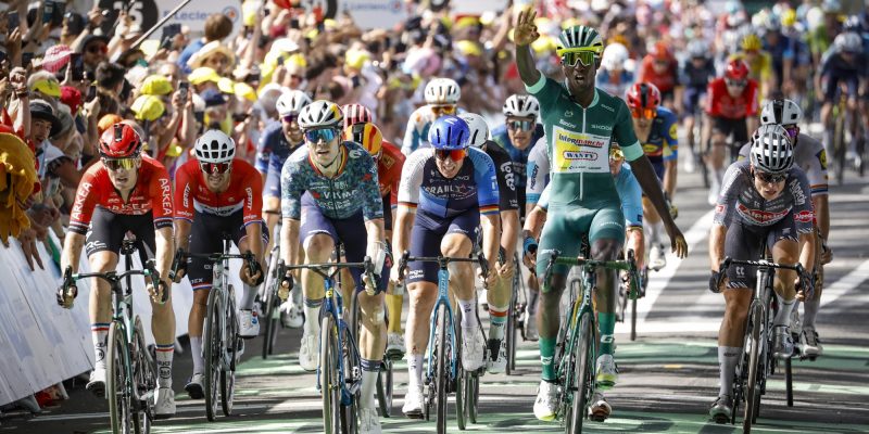 Tour 2024: Girmay blijft Van Aert voor in Villeneuve-Sur-Lot, gevallen Primoz Roglic verliest veel tijd