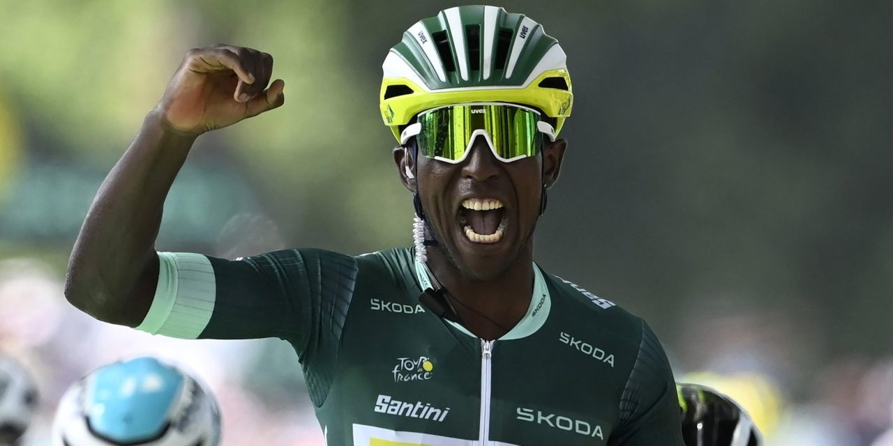 Biniam Girmay schrijft kletsnatte Tour de France Saitama Criterium op zijn naam