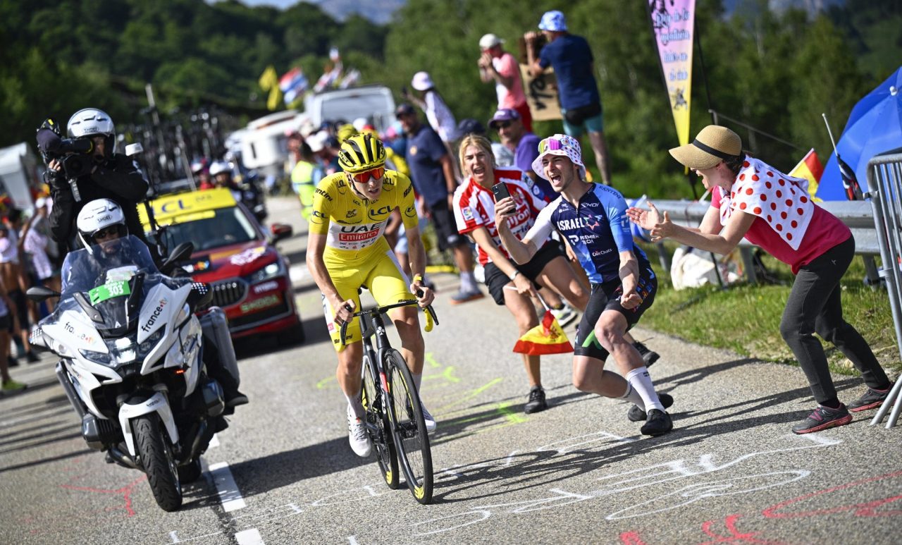 Nieuw incident in de Tour 2024: vrouw mept Tadej Pogacar met Spaanse vlag