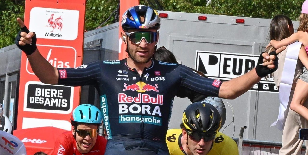 Jordi Meeus sprint naar winst in openingsrit Tour de Wallonie na chaotische slotkilometers
