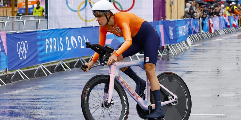 Ellen van Dijk zorgt niet voor wonder in Parijs: “Was niet goed genoeg en wat bang in de regen”