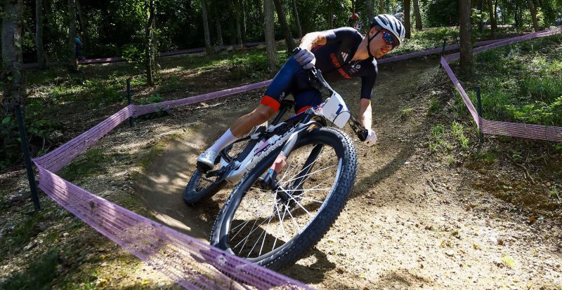Vertrekkende Tom Pidcock blijft wel gewoon mountainbiken op een Pinarello