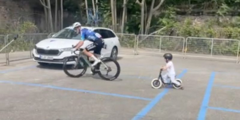 Schattig! Sam Bennett laat zien dat hij ook lead-out kan doen