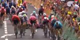 Tour 2024: Zien! Axel Zingle ontwijkt op miraculeuze wijze gevallen Mads Pedersen in sprint