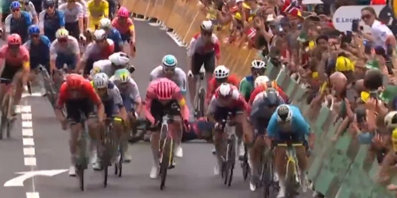 Tour 2024: Zien! Axel Zingle ontwijkt op miraculeuze wijze gevallen Mads Pedersen in sprint