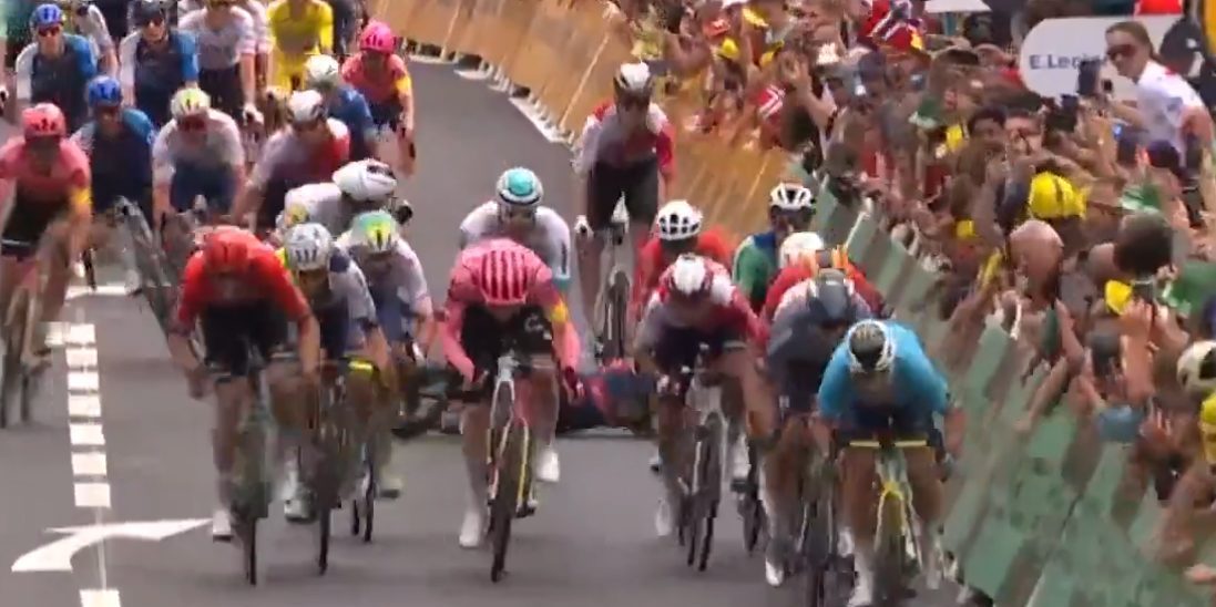 Tour 2024: Zien! Axel Zingle ontwijkt op miraculeuze wijze gevallen Mads Pedersen in sprint