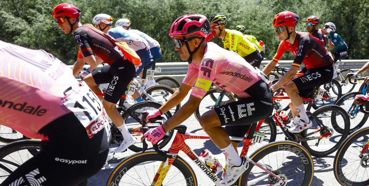 Richard Carapaz komt terug op valpartij na botsing met Decathlon AG2R: “Er is een gebrek aan respect”