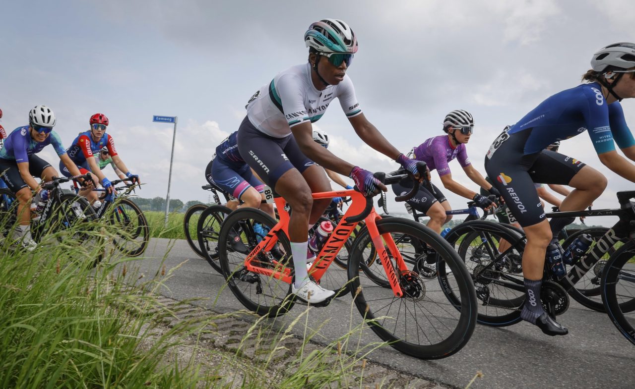 Parijs 2024: Mooi gebaar! Nigeriaanse renster zit zonder fiets, maar wordt gered door Duitsers