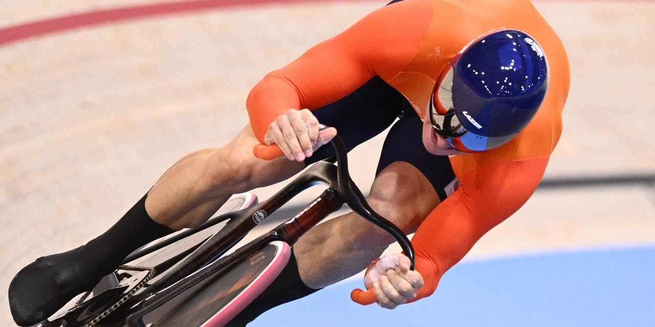Jeffrey Hoogland knokt zich naar halve finale in sprint: “Bikkelharde strijd”
