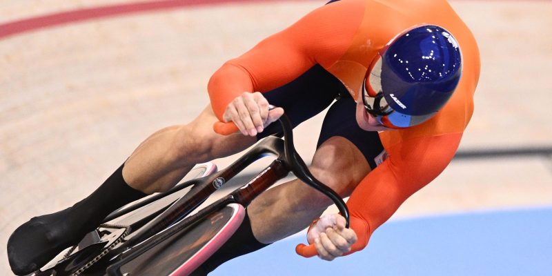 Jeffrey Hoogland knokt zich naar halve finale in sprint: “Bikkelharde strijd”