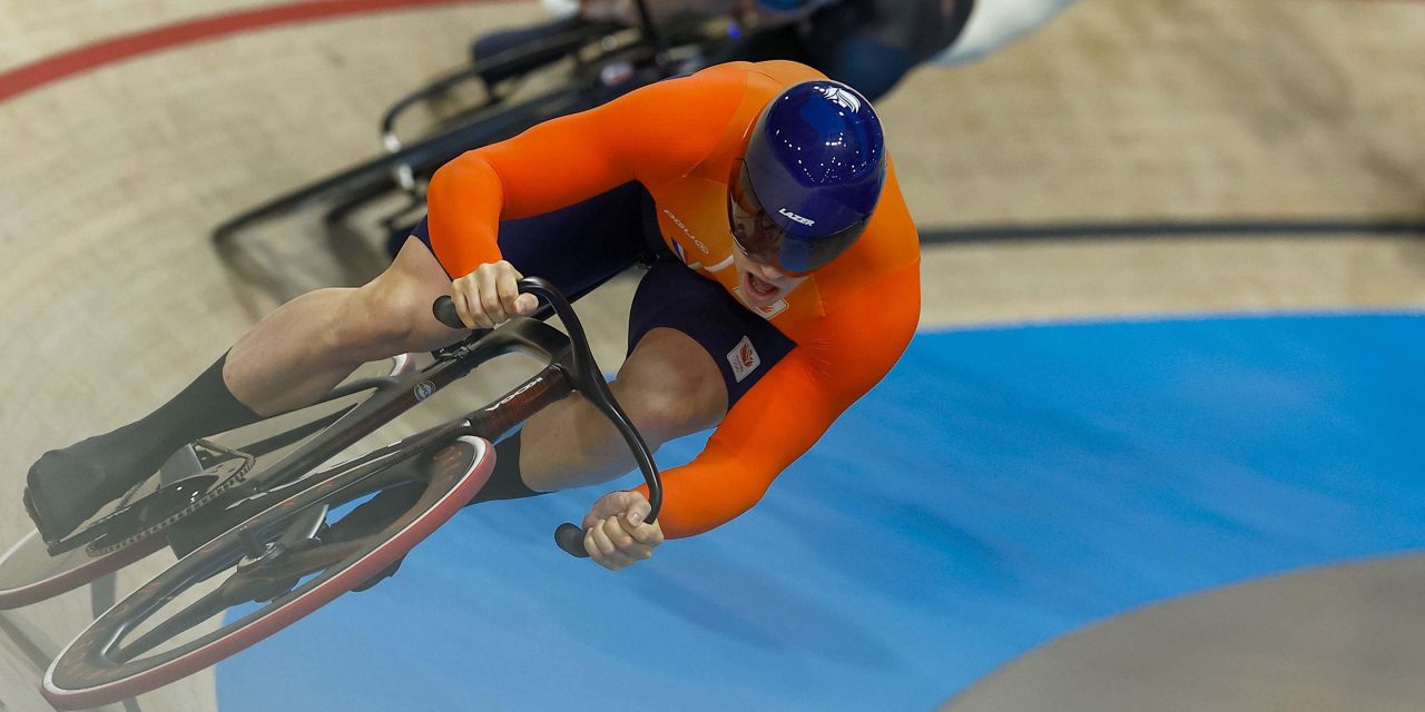Harrie Lavreysen met de schrik vrij in voorronde Keirin: “Er gebeurde van alles”