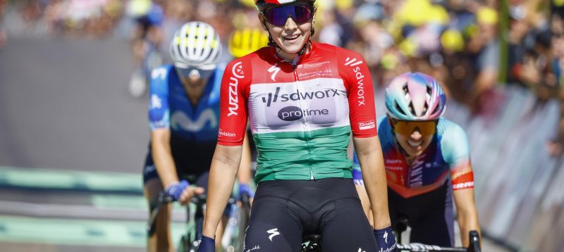 Blanka Vas sprint naar zege in Tour Femmes en kreeg valpartij Vollering niet mee: “Radio werkte niet”