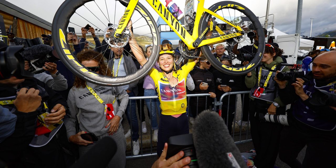 Tijdens WK Gravel overwon Kasia Niewiadoma haar twijfels: Ik loste Demi Vollering en wist dat ik haar wél kon verslaan
