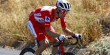 Ben O’Connor overleeft eerste dag in rode trui: “Roglic zal nog veel boni’s moeten pakken om mij bij te benen”