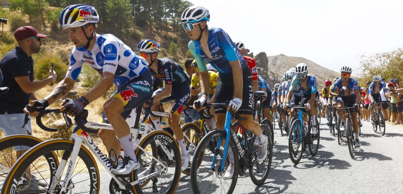 Vuelta 2024: Liveblog etappe 9 – Adam Yates soleert naar zege in zware bergrit, ook Carapaz wint tijd