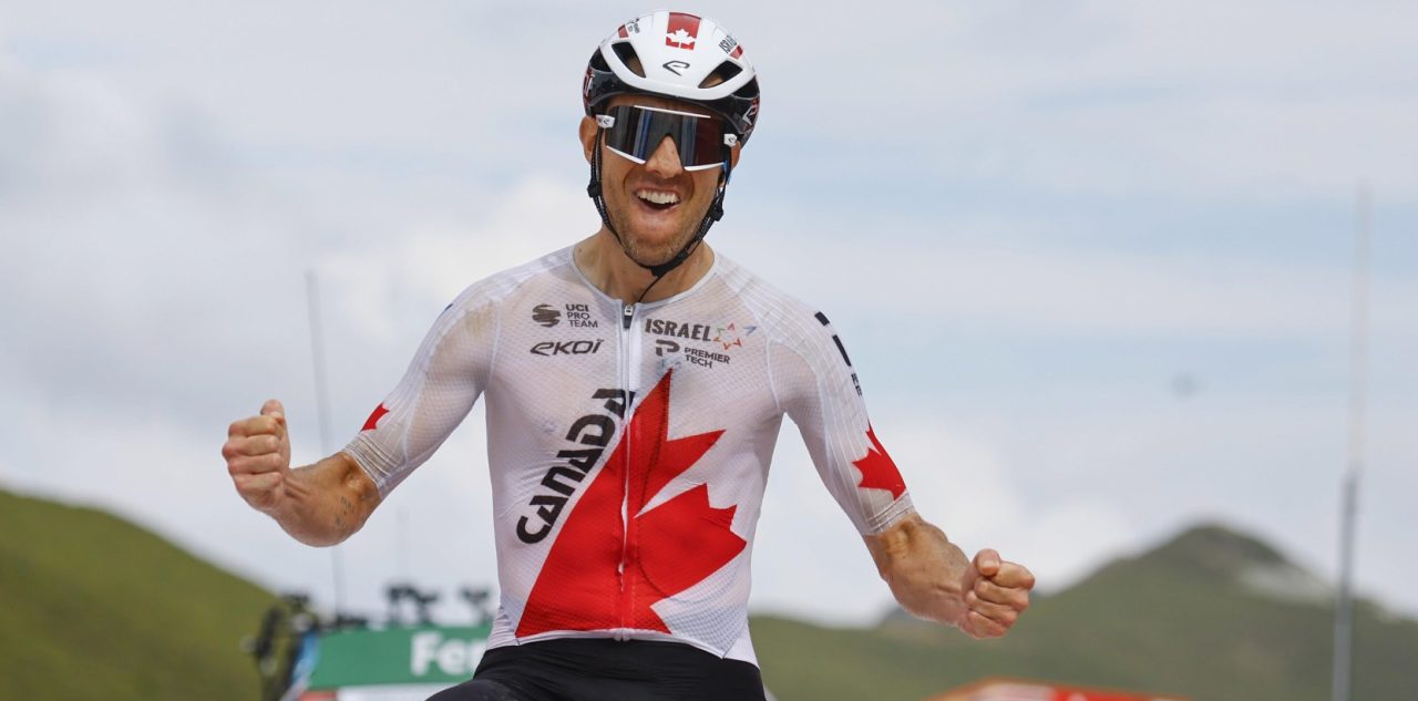 Vuelta 2024: Woods wint vanuit vlucht met Oomen en Van Aert, ontketende Roglic deelt tik uit aan O’Connor en co