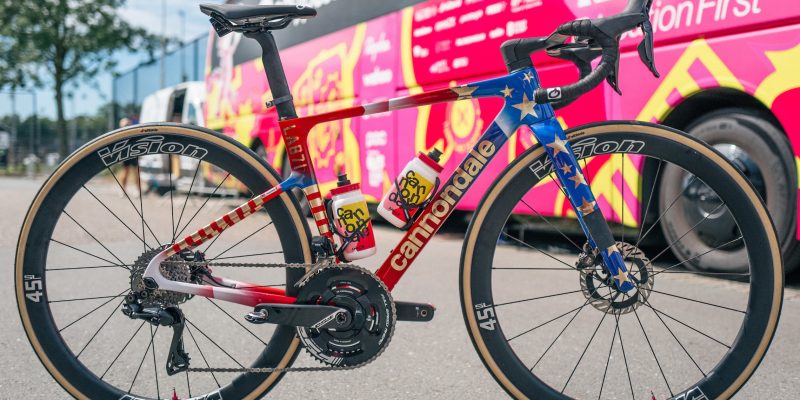 Kristen Faulkner en Remco Evenepoel krijgen gouden fiets na Olympisch goud in Parijs