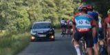 Zien: Verkeer op parcours levert gevaarlijke situatie op in West Bohemia Tour