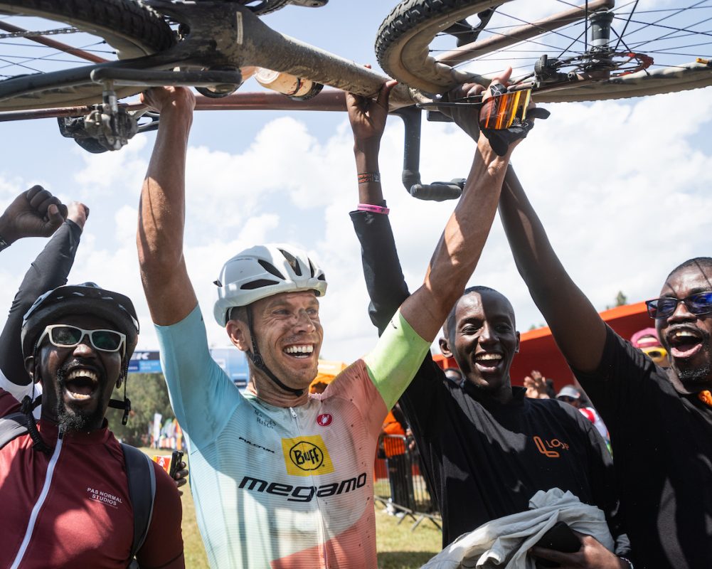 Avonturier Hans Becking won de Migration Gravel Race in Kenia: “Dit sloeg echt alles”