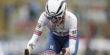 18-jarige Cat Ferguson wint als stagiair van Movistar openingsetappe Tour de la Semois