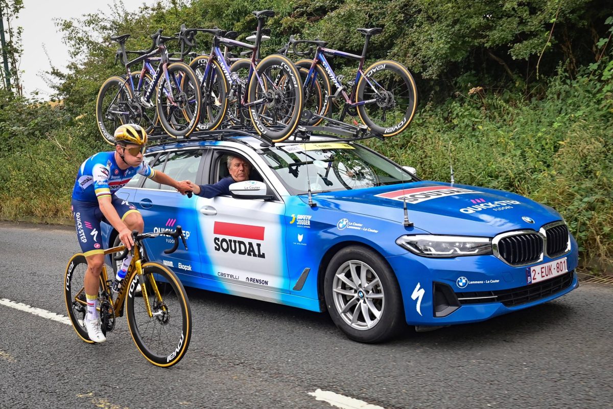 Evenepoel heeft het na off-day in Tour of Britain vooral over Van Aert: “Genoeg renners die zijn rol kunnen overnemen op WK”