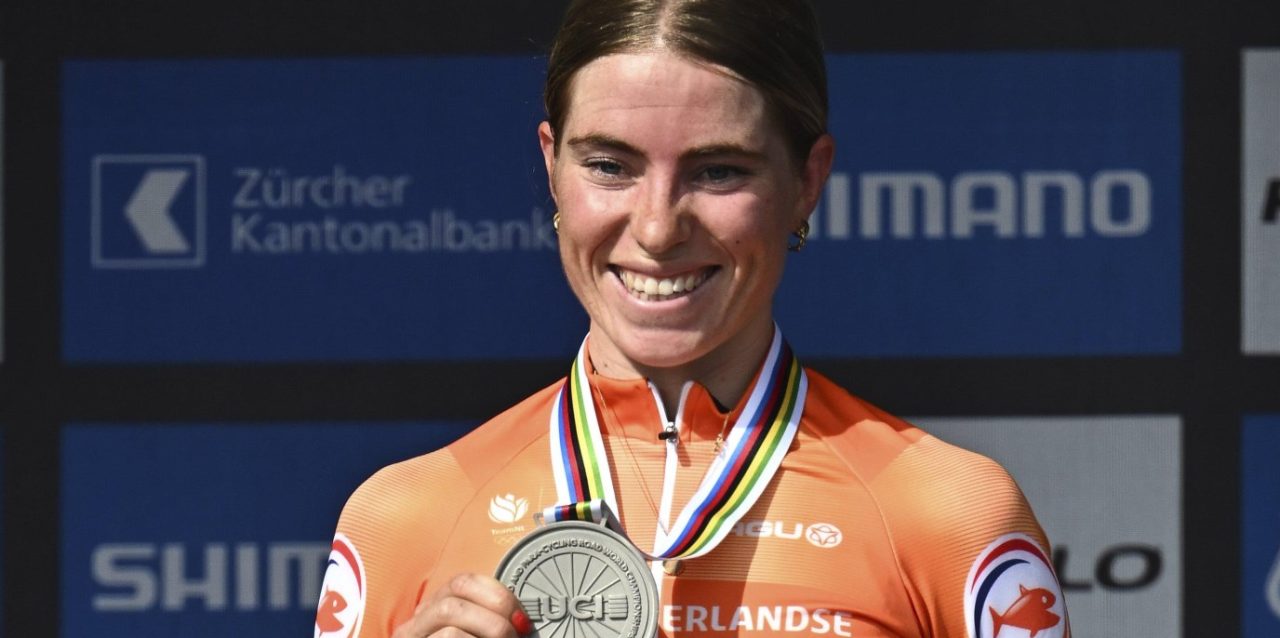 Demi Vollering kan lachen na zilver op WK tijdrijden: “Even pijnlijk, maar verschil is duidelijk”