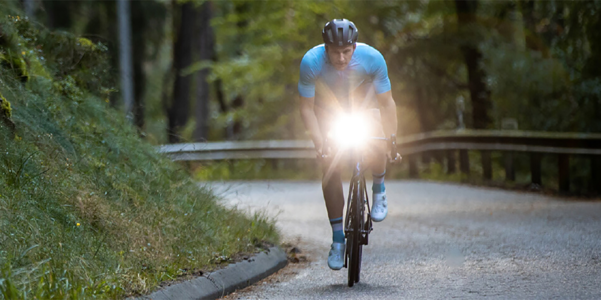 Veilig door het donker – hoe vind je de perfecte fietsverlichting?