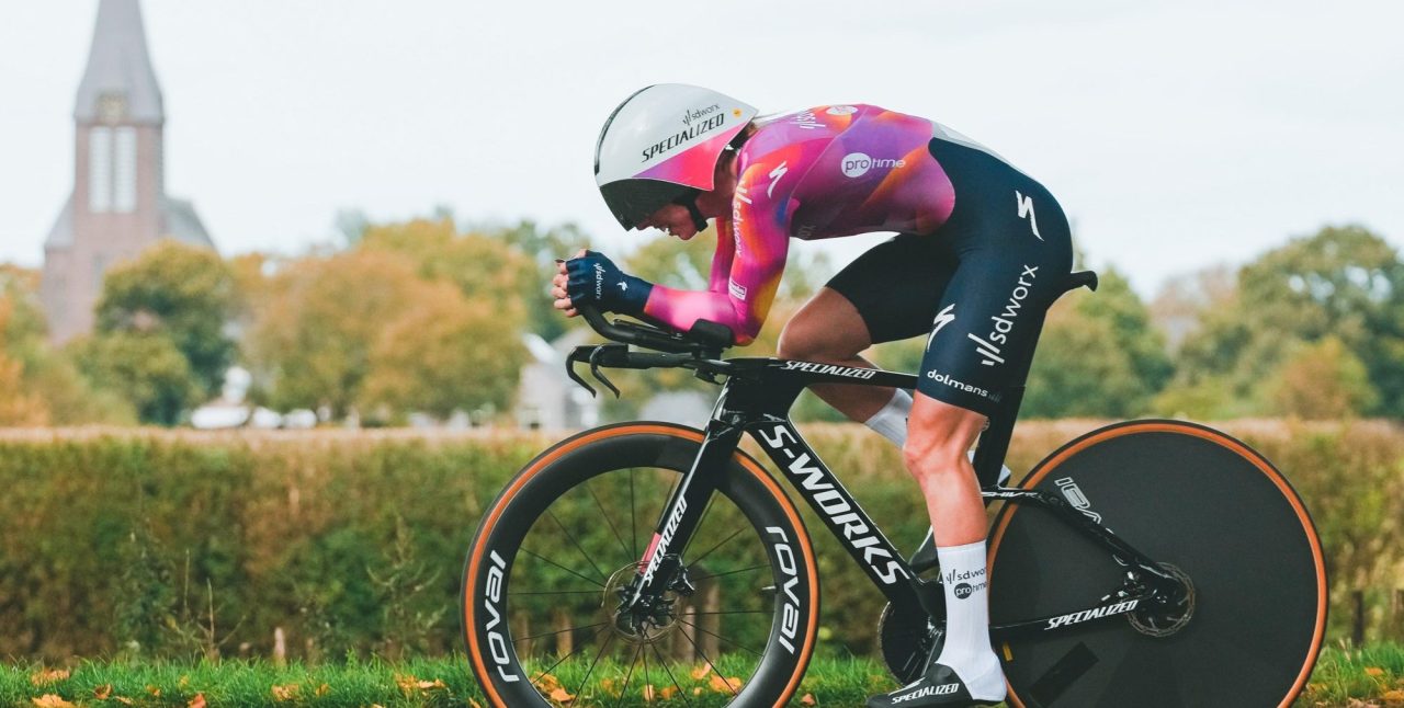 Dat is even schrikken! Lorena Wiebes botst in tijdrit Simac Ladies Tour bijna op stadsfietser