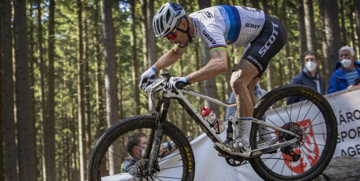 MTB-legende Nino Schurter geëvacueerd uit bergen na val met step: 