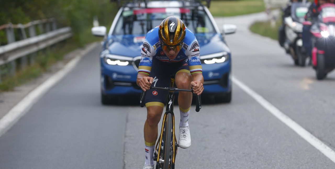 Emotionele Evenepoel draagt tweede plek in Lombardije op aan Davide Bramati: “Mijn leven gered”