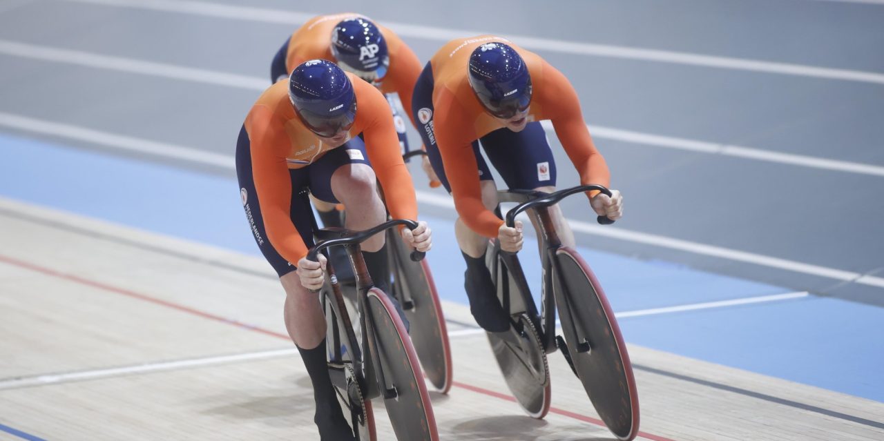Van den Berg, Lavreysen en Hoogland vliegen! Teamsprinters voor zesde keer wereldkampioen