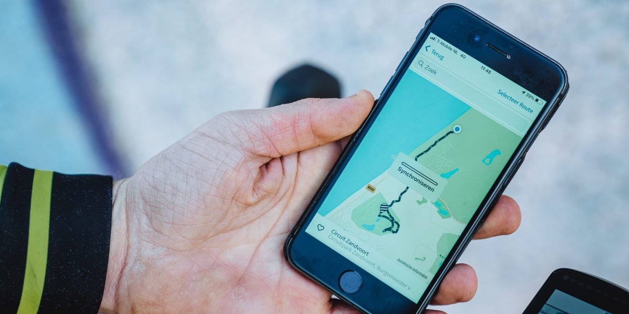 Opgepast! Telefoon op de fiets? Meerdere verzekeraars dekken schade niet meer