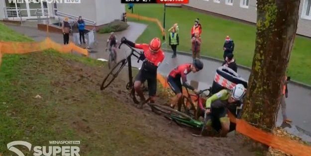 Een nieuwe aflevering van Blij dat ik glij? Chaos compleet in Poolse veldrit