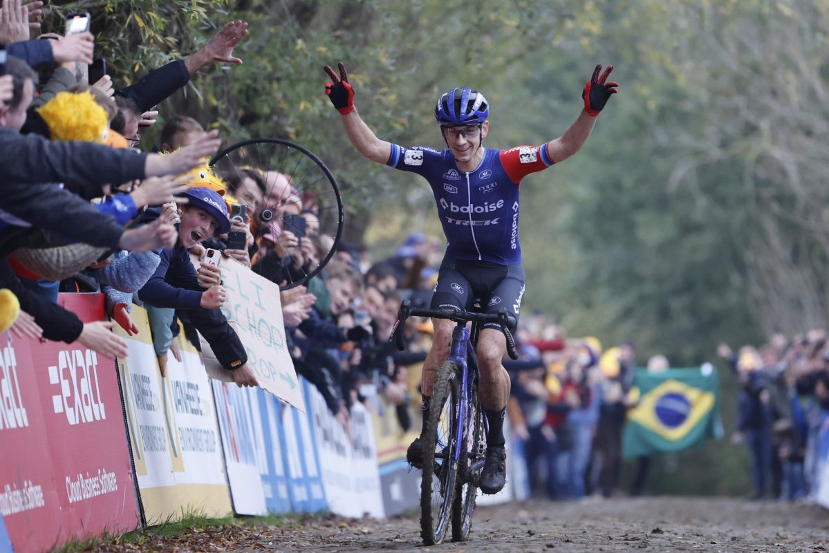 Indrukwekkende Lars van der Haar soleert naar zege in Koppenbergcross, bizar incident met ‘fan’ en Eli Iserbyt