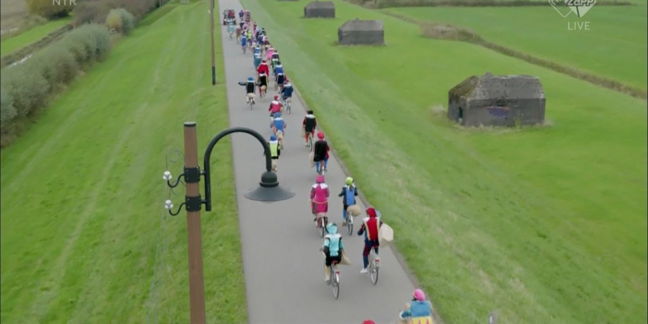 Tour de France met Sinterklaas! Pieten rijden wielerkoers op weg naar nationale intocht in Vianen