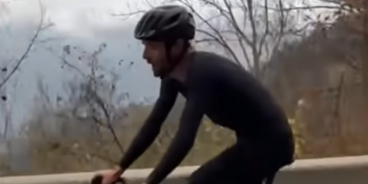 Hij doet het weer! Amateur Jack Burke die Mortirolo al temde, pakt ook KOM op Alpe dHuez