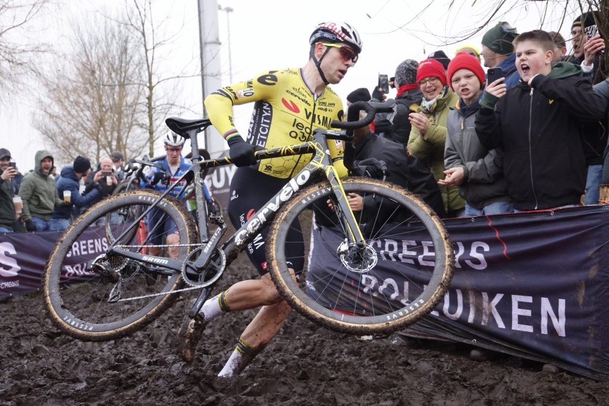 Wout van Aert kwam ten val door onvoorzichtige fan: “Hij hing volledig over het parcours”