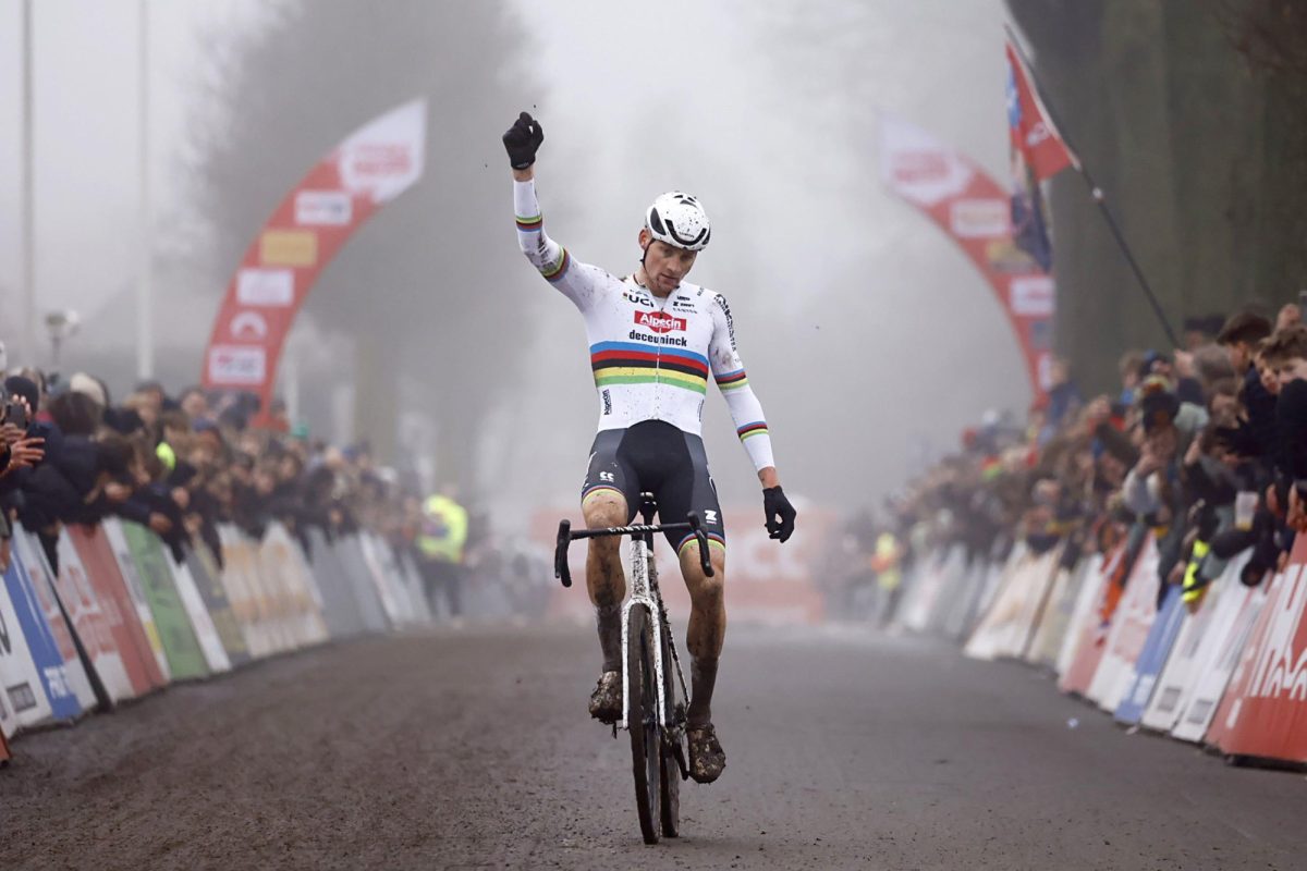 Mathieu van der Poel vliegt naar nieuwe zege in Loenhout, Wout van Aert vierde na val