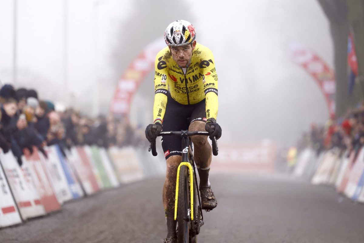 Wout van Aert tevreden na eerste veldrit: “Maar Mathieu van der Poel volgen, was te hoog gegrepen”
