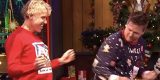 Michael Boogerd danst op tafel tijdens muziekquiz op SBS 6 met Roxane Knetemann