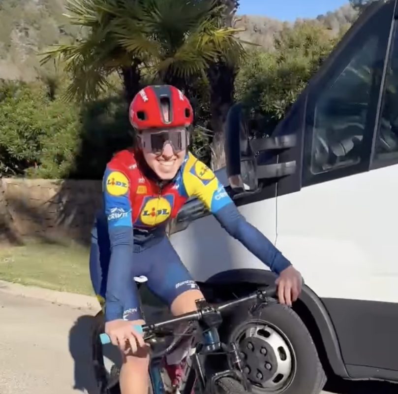 Glimlach van oor tot oor bij Shirin van Anrooij, die eindelijk weer mag fietsen
