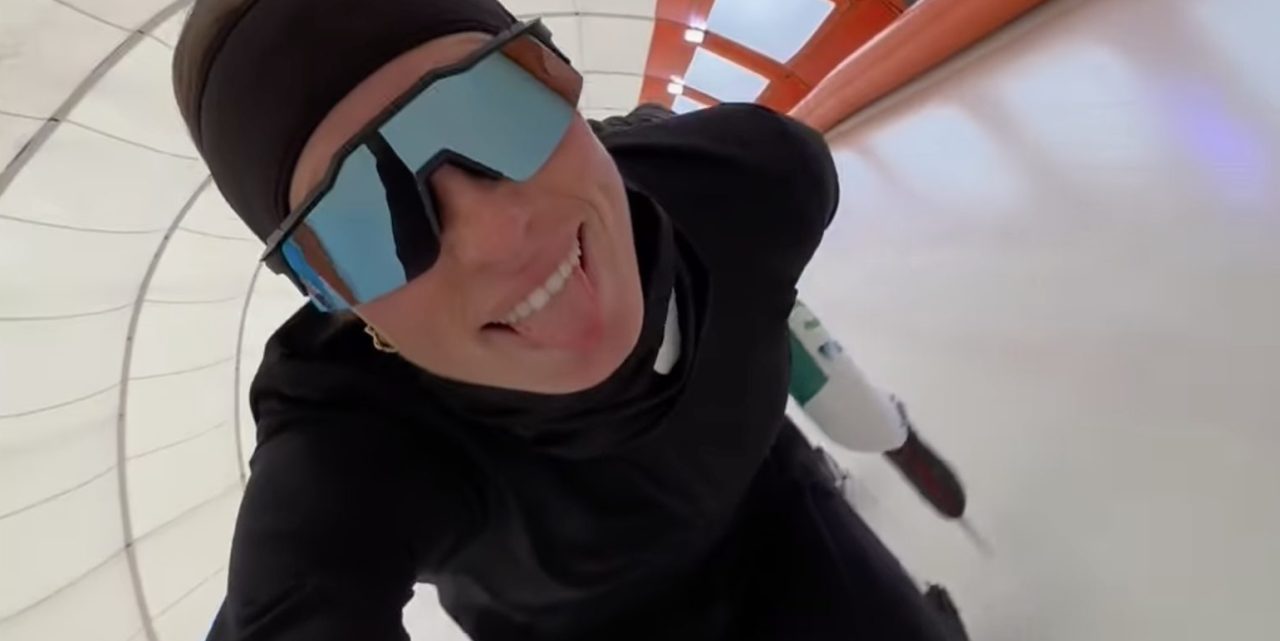 Demi Vollering voor even terug bij haar eerste liefde: het schaatsen