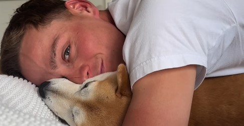 Skiën, golfen en knuffelen: vriendin Roxanne deelt unieke beelden van ‘regenboogjaar’ Mathieu van der Poel