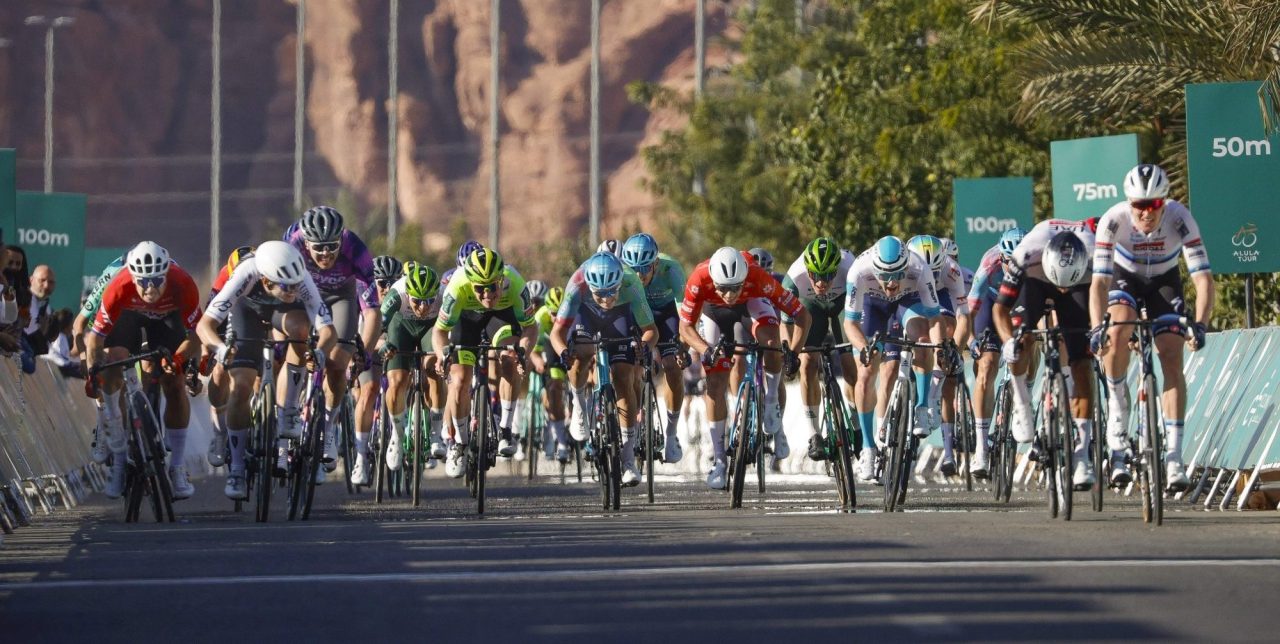 Dylan Groenewegen ‘slechts’ vijfde in eerste sprintclash AlUla Tour, maar het lag niet aan zijn benen