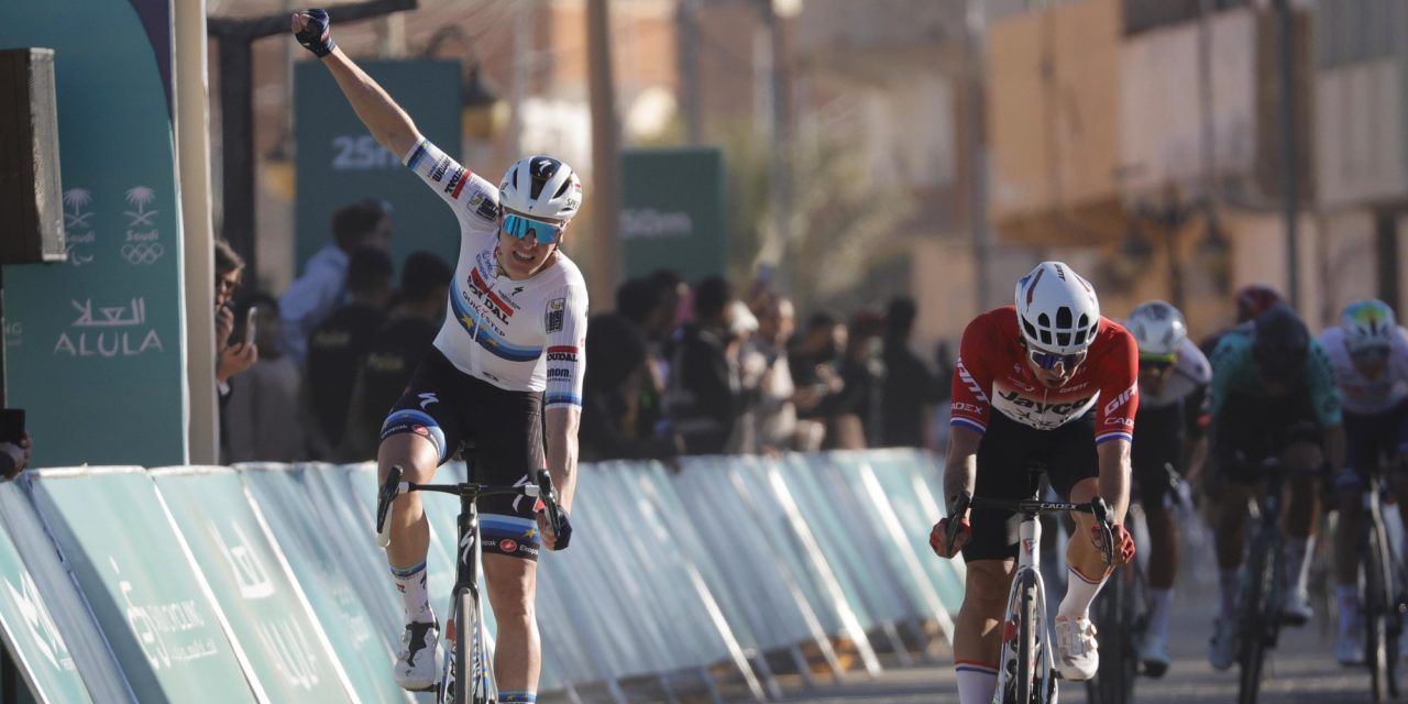 Tim Merlier sprint naar tweede zege in AlUla Tour, Groenewegen blijft als enige in de buurt